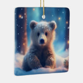 Niedliche Bärenkrube im schneebedeckten Wald Keramikornament (Rechts)