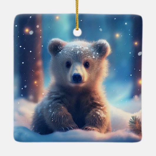 Niedliche Bärenkrube im schneebedeckten Wald Keramikornament (Rückseite)