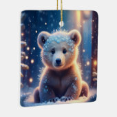 Niedliche Bärenkrube im schneebedeckten Wald Keramikornament (Rechts)