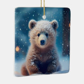 Niedliche Bärenkrube im schneebedeckten Wald Keramikornament (Rechts)