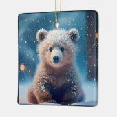 Niedliche Bärenkrube im schneebedeckten Wald Keramikornament (Links)