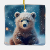 Niedliche Bärenkrube im schneebedeckten Wald Keramikornament (Vorderseite)