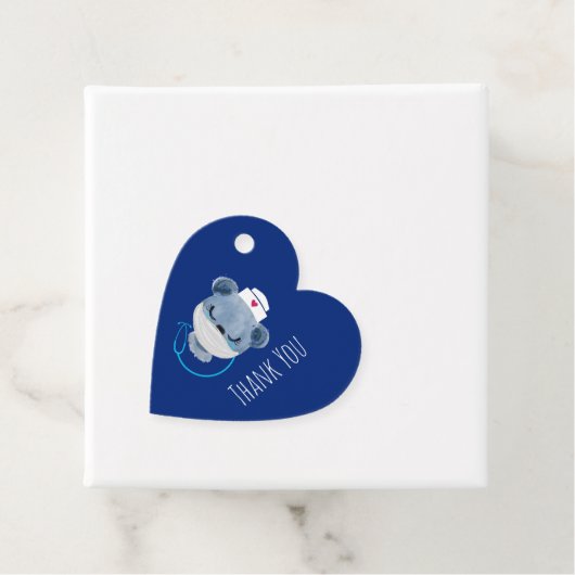 Niedliche Bärenschwester mit einer medizinischen M Geschenkanhänger (Beispiel)