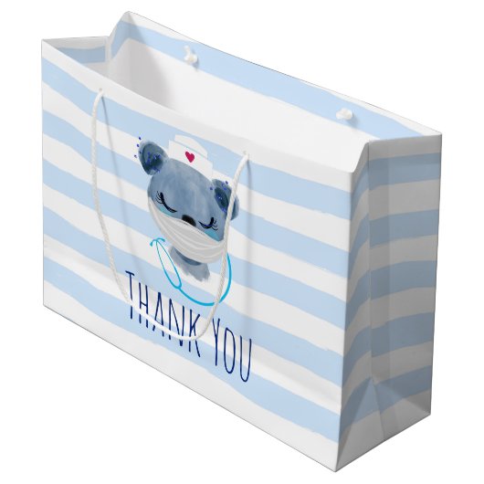 Niedliche Bärenschwester mit einer medizinischen M Große Geschenktüte (Vorderseite Schrägansicht)