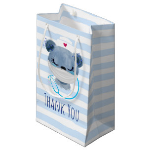 Niedliche Bärenschwester mit einer medizinischen M Kleine Geschenktüte