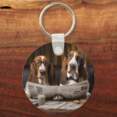 Niedliche Basset-Hunde beim Lesen der Nachrichten Schlüsselanhänger (Vorderseite)