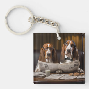 Niedliche Basset-Hunde beim Lesen der Nachrichten Schlüsselanhänger