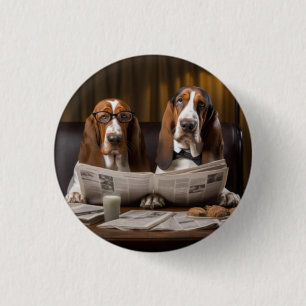 Niedliche Basset-Hunde beim Lesen einer Zeitung Button