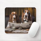 Niedliche Basset-Hunde beim Lesen einer Zeitung Mousepad (Mit Mouse)