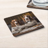 Niedliche Basset-Hunde beim Lesen einer Zeitung Rechteckiger Pappuntersetzer (angewinkelt)