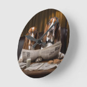 Niedliche Basset-Hunde beim Lesen einer Zeitung Runde Wanduhr (Winkel)