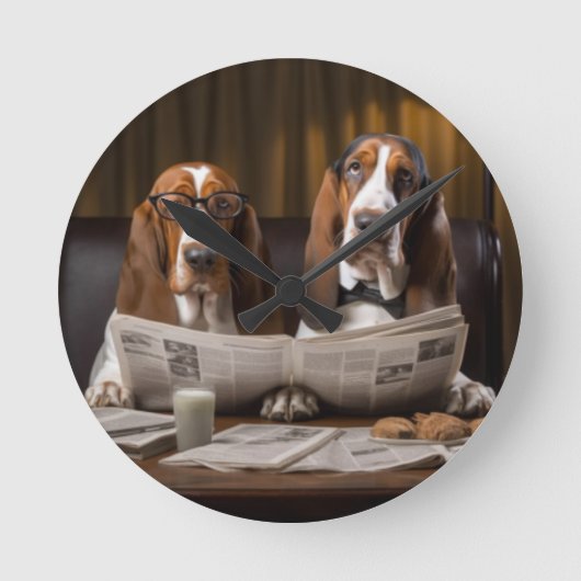 Niedliche Basset-Hunde beim Lesen einer Zeitung Runde Wanduhr (Vorderseite)