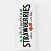 Niedliche Bauer, frisch gepflücktes Erdbeerbanner Banner (Vertikal)