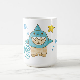 Niedliche Beige-Katze in Haikostüme, Wassermeer zu Kaffeetasse