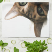 Niedliche bengalische Katze im Bett-Bild Handtuch (Gefaltet)