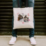 Niedliche benutzerdefinierte Fotos und Textübergab Tragetasche<br><div class="desc">Erstellen Sie mit unserem Custom Foto Shirt für Paare einen zeitlosen Sake! Personalisieren Sie es mit Ihrem Lieblingspärchen in einem Retro-inspirierten Design, perfekt für Jubiläen, Valentinstag, oder einfach nur weil. Sie können es mit Ihren Fotos und Text anpassen. Dieses Shirt ist ein einzigartiges Geschenk zum Feiern der Liebe. Dieses trendige...</div>