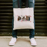 Niedliche benutzerdefinierte Fotos und Textübergab Tragetasche<br><div class="desc">Erstellen Sie mit unserem Custom Foto Shirt für Paare einen zeitlosen Sake! Personalisieren Sie es mit Ihrem Lieblingspärchen in einem Retro-inspirierten Design, perfekt für Jubiläen, Valentinstag, oder einfach nur weil. Sie können es mit Ihren Fotos und Text anpassen. Dieses Shirt ist ein einzigartiges Geschenk zum Feiern der Liebe. Dieses trendige...</div>