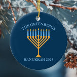 Niedliche benutzerdefinierte jüdische Familie Meno Keramik Ornament<br><div class="desc">Niedliches Hanukkah-Ornament für ein jüdisches Familiengeschenk oder Chanukah-Party mit Synagoge. Personalisieren Sie mit Ihrem eigenen Nachnamen oder Gruppeninformationen in blau um die hübsche blaue Menorah.</div>