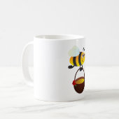 Niedliche Biene trägt Honigtopf mit Blume Kaffeetasse (Vorderseite Links)