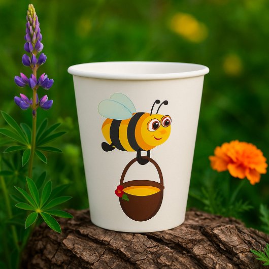 Niedliche Biene trägt Honigtopf mit Blume Pappbecher