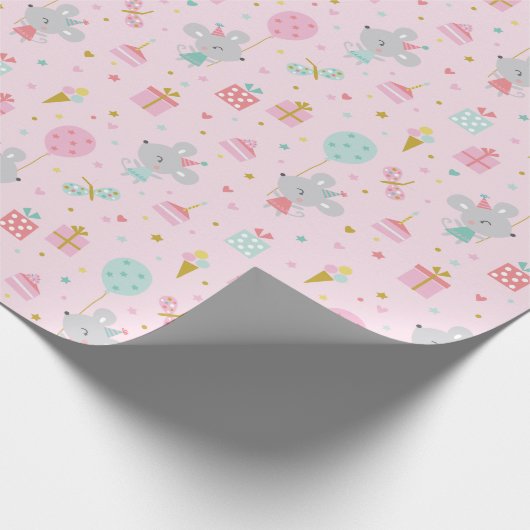 Niedliche Birthday Mouse mit Geschenken & Kuchen P Geschenkpapier (Ecke)