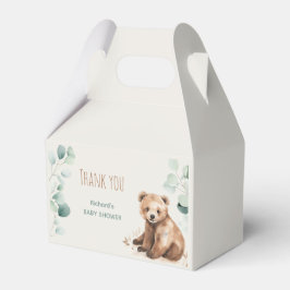 Niedliche Blätter aus dem Wald sind mit einer Baby Geschenkschachtel