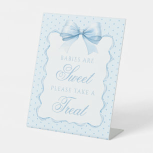 Niedliche blaue Babys ein kleines Babyduschzeichen Sockelschild