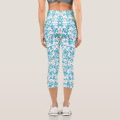 Niedliche, blaue Federblumenmuster Capri Leggings (Rückseite)