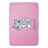Niedliche blaue Katze auf rosa individuelle Name Badematte (Vorderseite Vertikal)