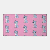 Niedliche blaue Katze auf rosa Schreibtischunterlage (Vorderseite)
