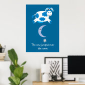 Niedliche blaue Kuh sprang über den Mond Poster (Heimbüro)