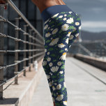 Niedliche blaue und weiße Blüten Capri Leggings<br><div class="desc">Stillos und zeitlos mit den zauberhaften Capri-Leggings,  die ein zartes,  weißes und blumengeschmücktes Blumenmuster auf einem marineblauen Hintergrund aufweisen. Diese Leggings bieten Komfort und Stil,  perfekt für Yoga,  Laufen oder einen lässigen Ausflug. Aus einem weichen,  dehnbaren Stoff werden sie sicher zu einem neuen "Go-to-Garderobe"-Heftgerät.</div>