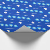 Niedliche blaue und weiße Herzen auf Blau oder Far Geschenkpapier (Ecke)