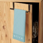 Niedliche blaue und weiße Polka-Dots Cottagecore-N Geschirrtuch<br><div class="desc">Niedlich Dusty Blue and White Polka Dots Personalisiert Küchentuch</div>