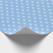 Niedliche blaue und weiße Polka-Punkte Geschenkpapier (Ecke)