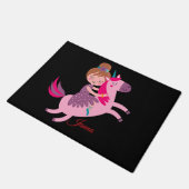 Niedliche Blondie-Hair-Girl-Reiten auf einem Einho Fußmatte (Schrägansicht)