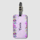 Niedliche Blume und Schmetterlinge auf lila Gepäckanhänger (Vorderseite Vertikal)