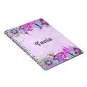 Niedliche Blume und Schmetterlinge auf lila Notizblock (Rechte Seite)