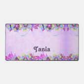 Niedliche Blume und Schmetterlinge auf lila Schreibtischunterlage (Vorderseite)