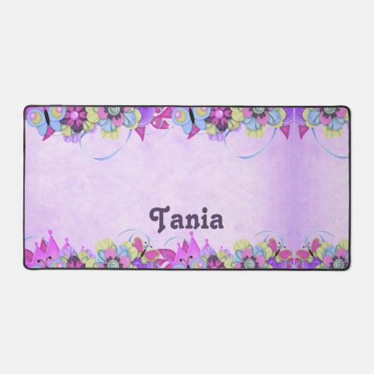 Niedliche Blume und Schmetterlinge auf lila Schreibtischunterlage (Vorderseite)
