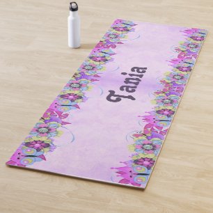 Niedliche Blume und Schmetterlinge auf lila Yogamatte
