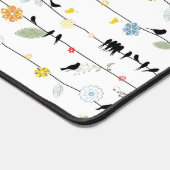 Niedliche Blume und Vögel auf der Leitung Schreibtischunterlage (Ecke)