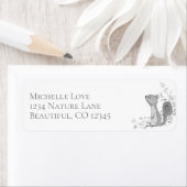 Niedliche Blume und Zweigstellen für Graue Eichhör (Insitu)