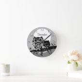 Niedliche Blumen-Powereulen u. -individueller Name Runde Wanduhr (Zuhause)