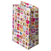 niedliche Blumen, Vögel, Herzen quadriert Muster Kleine Geschenktüte (Vorderseite Schrägansicht)