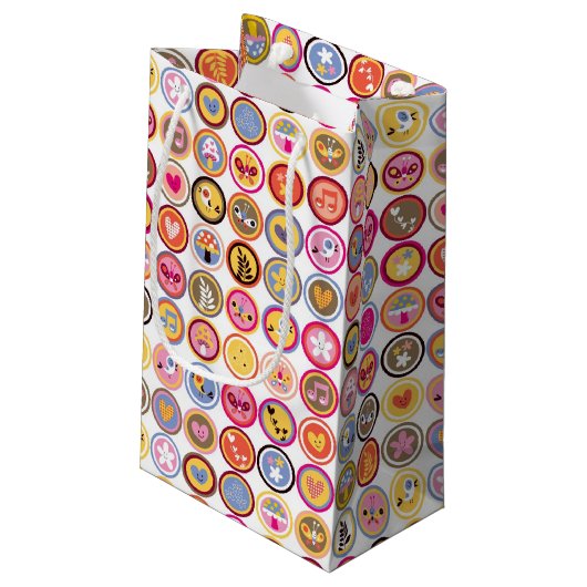 niedliche Blumen, Vögel, Herzmuster Kleine Geschenktüte (Rückseite Schrägansicht)