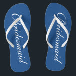 Niedliche Blumenmotive Badesandalen<br><div class="desc">Niedliche Hochzeitsflip-Flops in Blau und Weiß für Brautmädchen. Benutzerdefinierte Hintergrund- und Bandfarbe personalisierbar mit Namen oder Monogramm Initialen optional. Moderne seine und ihre Keilsandalen mit stilvoller Schrift-Kalligrafie-Typografie. Elegantes Gastgeschenk für Hochzeit, Hochzeit, Hochzeit, Brautparty, Verlobung, Jubiläum, Grillen, Bachelorette, Bachelor, Wochenendausflug für Mädchen usw. Machen Sie Ihre eigenen Flipflops für Braut und...</div>