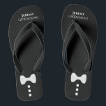 Niedliche Bow Krawatte & Tasten Schwarzer Trauzeug Badesandalen<br><div class="desc">Diese niedlichen Flip Flops sind eine gute Möglichkeit,  den Trauzeugen bei Ihrer Hochzeit zu danken. Sie zeichnen sich durch ein niedliches und lustiges Design mit einer weißen Bogen-Krawatte und Tasten auf einem schwarzen Hintergrund mit seinem Namen und seinem Titel aus.</div>