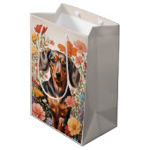 Niedliche braune Dackel und Kosmos-Blume Mittlere Geschenktüte (Rückseite Schrägansicht)