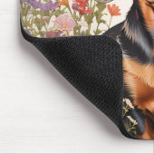 Niedliche braune Dackel und Kosmos-Blume Mousepad (Ecke)